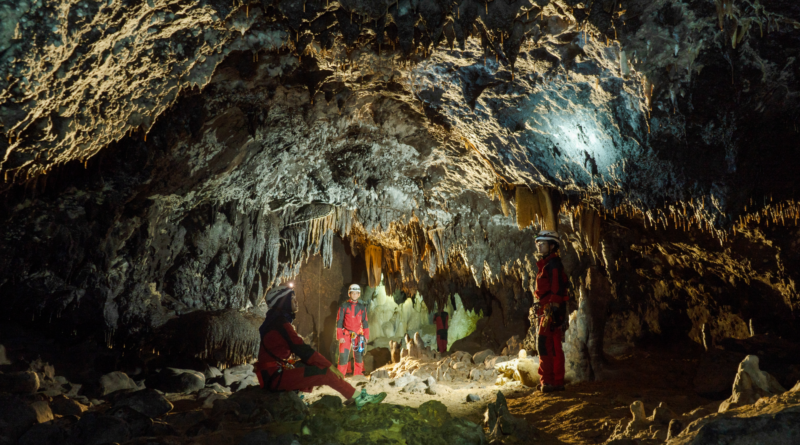 Eksplorasi Menawan Keindahan Gua Lang Cave