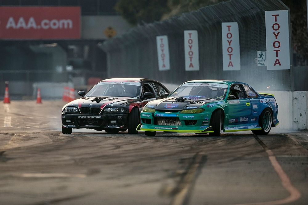 Drifting Seni Mengendalikan Mobil Di Ambang Slip