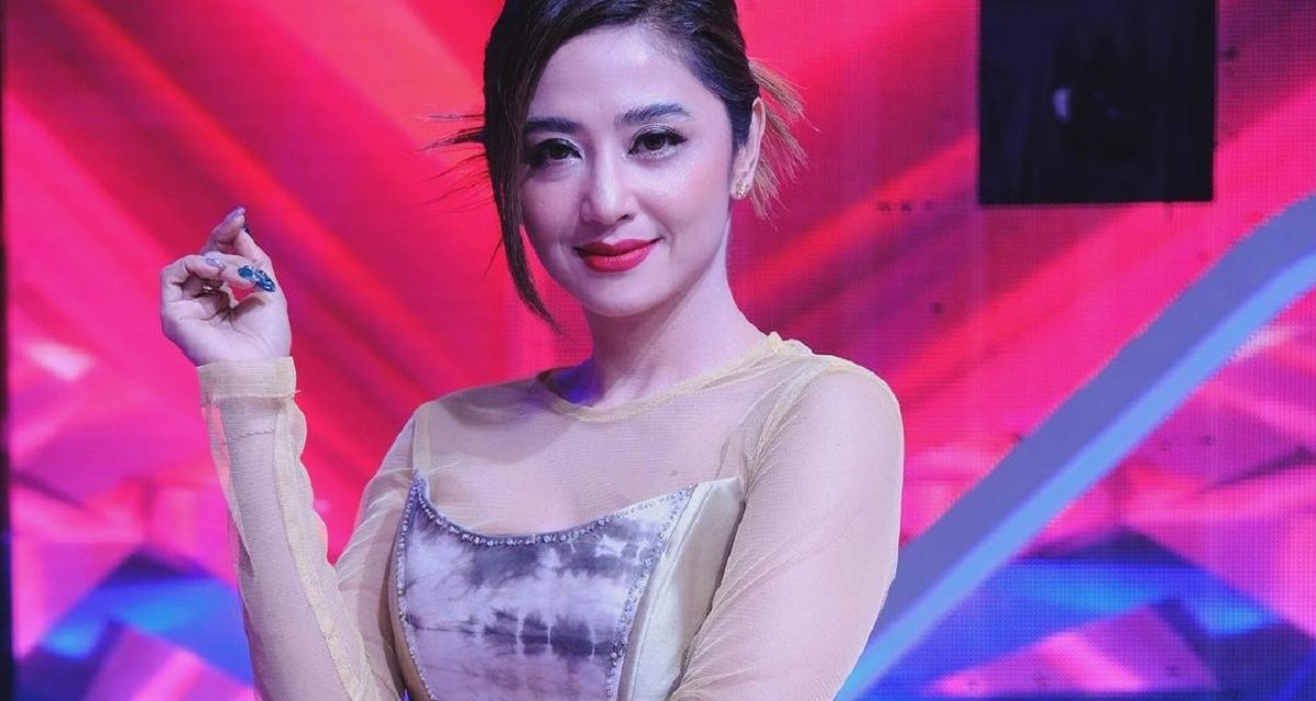 Dewi Persik Penyanyi Dangdut Terkenal Lewat Aksi Panggungnya