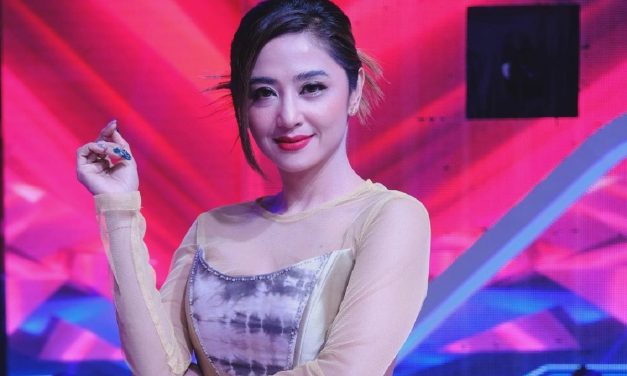 Dewi Persik Penyanyi Dangdut Terkenal Lewat Aksi Panggungnya