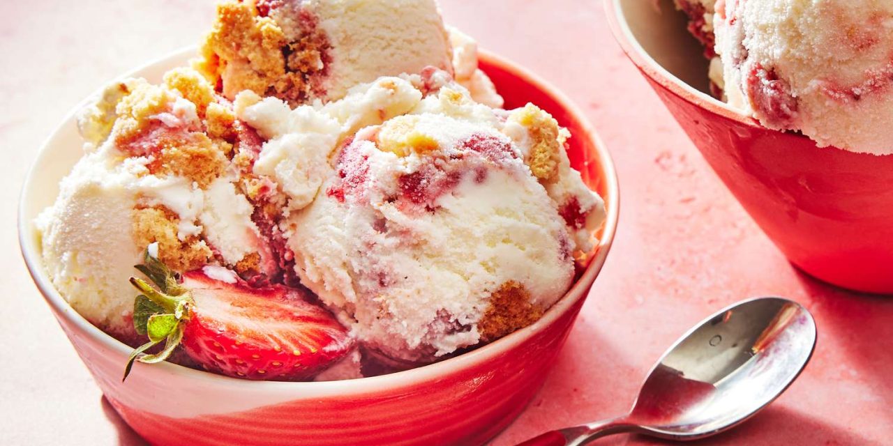 Ice Cream Strawbery Homemade Untuk Atasi Cuaca Panas Terik