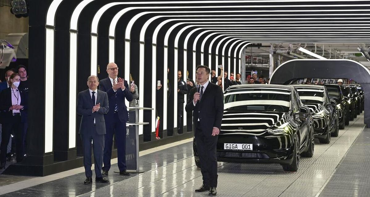 Pabrik Tesla Sebagai Pencetus Mobil Listrik Pertama