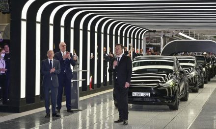 Pabrik Tesla Sebagai Pencetus Mobil Listrik Pertama