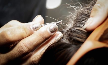 Rambut Putih Tidak Boleh Di Cabut! Ini Penjelasannya