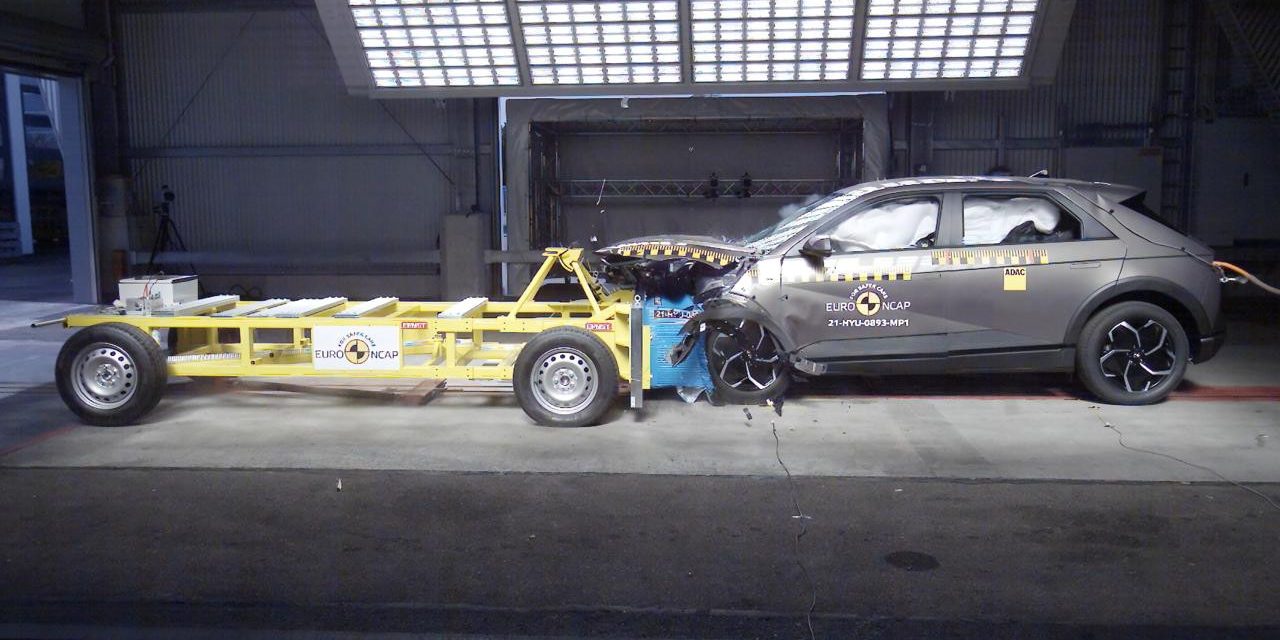 Crumple Zone Melindungi Penumpang Saat Tabrakan Terjadi