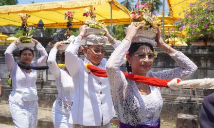 Tradisi Ngayah Sebagai Wujud Bakti Kepada Para Dewa