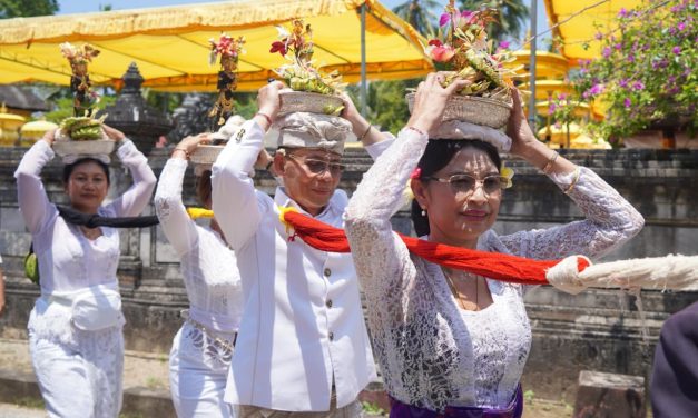 Tradisi Ngayah Sebagai Wujud Bakti Kepada Para Dewa